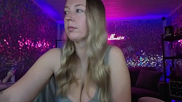 lucyallen4201 online show from 04/15/26, 10:22