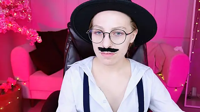 Snapshot of AphexQueen chatting on 12/14/24, 01:05 AphexQueen online show from 12/14/24, 01:05