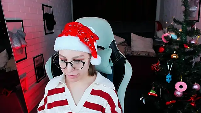 Snapshot of AphexQueen chatting on 12/17/24, 01:16 AphexQueen online show from 12/17/24, 01:16