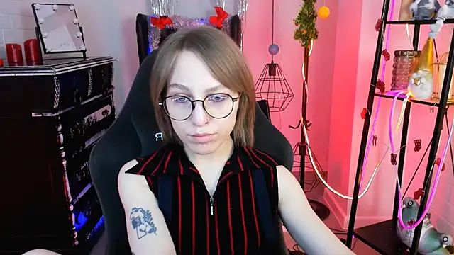 Snapshot of AphexQueen chatting on 12/19/24, 01:07 AphexQueen online show from 12/19/24, 01:07