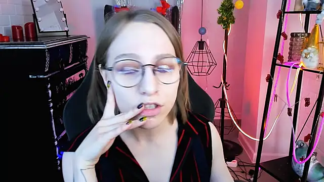 Snapshot of AphexQueen chatting on 12/19/24, 07:18 AphexQueen online show from 12/19/24, 07:18