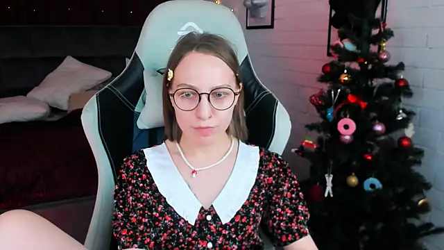 Snapshot of AphexQueen chatting on 12/20/24, 07:17 AphexQueen online show from 12/20/24, 07:17