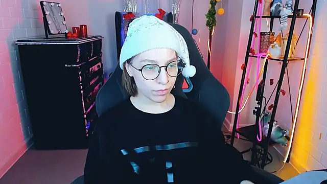 Snapshot of AphexQueen chatting on 12/25/24, 06:19 AphexQueen online show from 12/25/24, 06:19