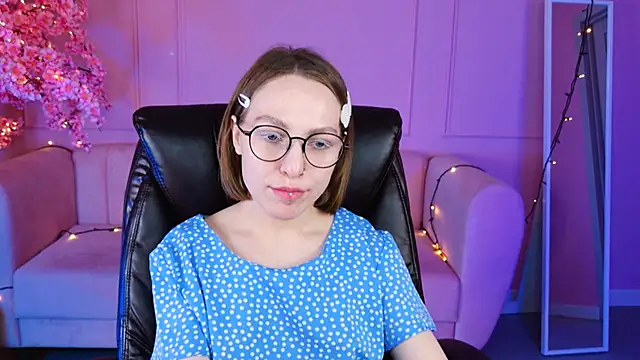 Snapshot of AphexQueen chatting on 01/19/25, 04:25 AphexQueen online show from 01/19/25, 04:25