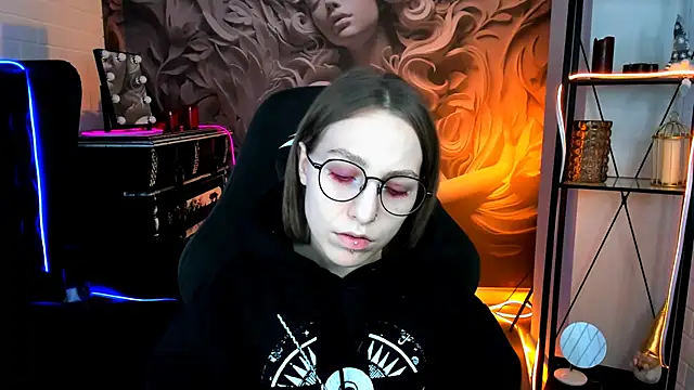 Snapshot of AphexQueen chatting on 02/03/25, 01:08 AphexQueen online show from 02/03/25, 01:08