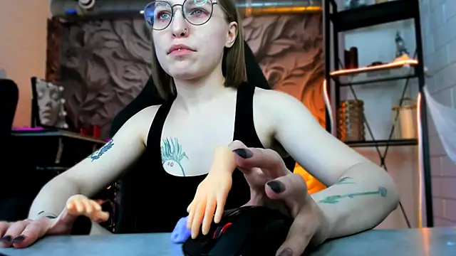 Snapshot of AphexQueen chatting on 02/03/25, 04:10 AphexQueen online show from 02/03/25, 04:10