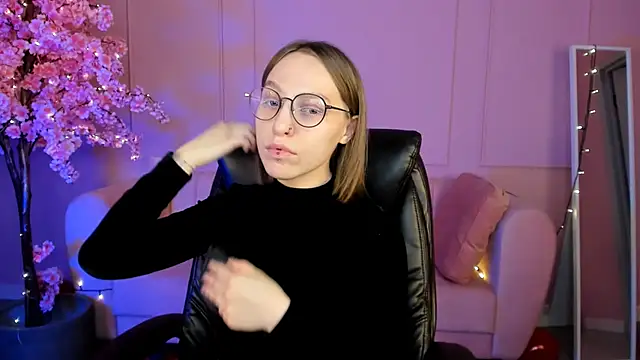 Snapshot of AphexQueen chatting on 02/21/25, 01:11 AphexQueen online show from 02/21/25, 01:11