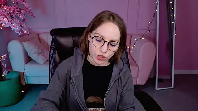 Snapshot of AphexQueen chatting on 02/28/25, 04:10 AphexQueen online show from 02/28/25, 04:10