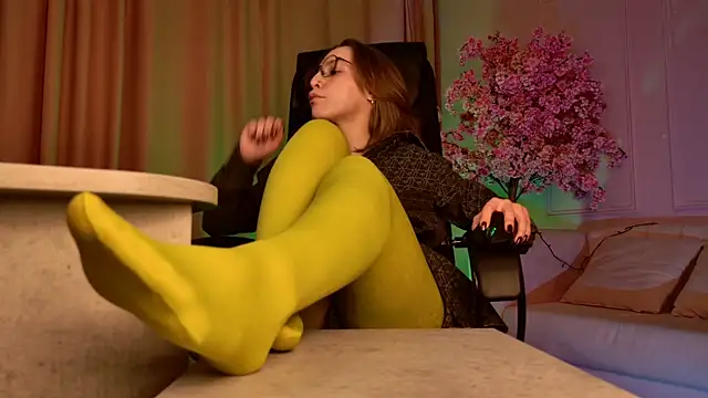 Snapshot of AphexQueen chatting on 10/15/25, 10:15 AphexQueen online show from 10/15/25, 10:15