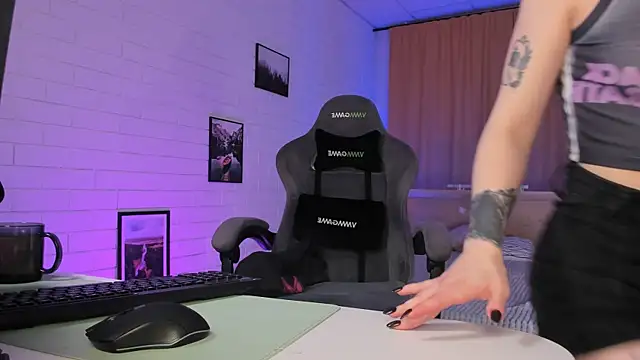 Snapshot of AphexQueen chatting on 11/07/25, 01:33 AphexQueen online show from 11/07/25, 01:33