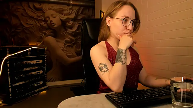 Snapshot of AphexQueen chatting on 11/23/25, 05:29 AphexQueen online show from 11/23/25, 05:29