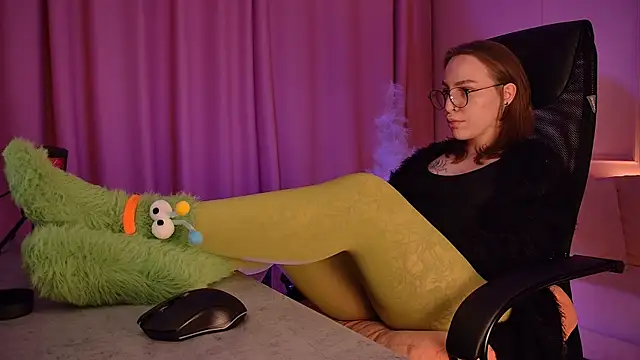 Snapshot of AphexQueen chatting on 12/16/25, 09:25 AphexQueen online show from 12/16/25, 09:25