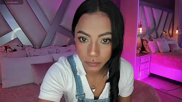 Snapshot of Amber_villalobos_ chatting on 10/10/25, 03:49 Amber villalobos online show from 10/10/25, 03:49