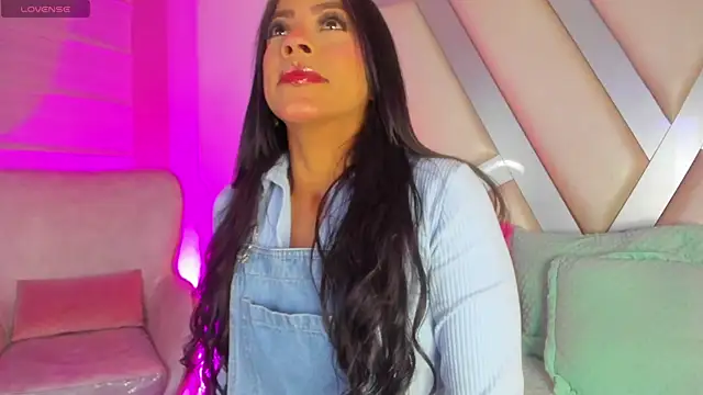 Snapshot of Amber_villalobos_ chatting on 05/17/26, 04:43 Amber villalobos online show from 05/17/26, 04:43