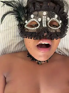 Snapshot of Bella_Luna18 chatting on 11/23/25, 08:41 Bella Luna18 online show from 11/23/25, 08:41