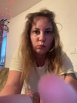 Snapshot of Yanacool007 chatting on 12/17/24, 12:43 Yanacool007 online show from 12/17/24, 12:43