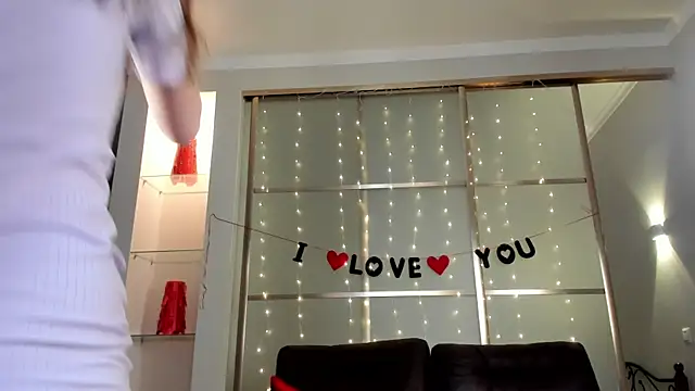 Emma Flin online show from 04/23/26, 10:47