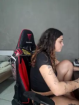 Snapshot of luuhcat09 chatting on 06/15/26, 11:07 luuhcat09 online show from 06/15/26, 11:07