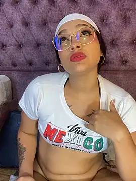 EMILYY FOXY online show from 06/01/26, 07:04