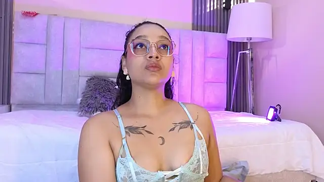 Snapshot of EMILYY_FOXY chatting on 07/29/26, 04:27 EMILYY FOXY online show from 07/29/26, 04:27