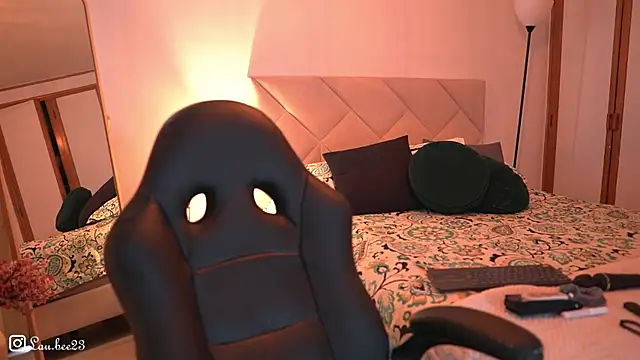 Lau Bee online show from 12/14/25, 03:50