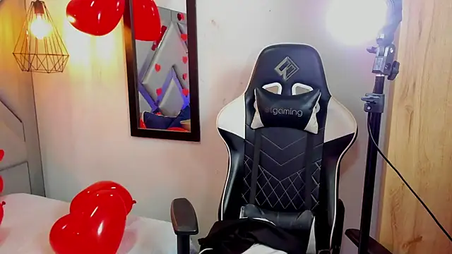 Nahomi-Hill online show from 02/15/25, 04:14