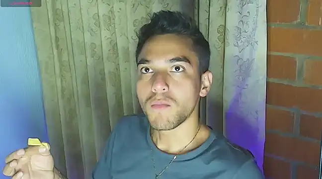 Snapshot of Leandro_valenzuela chatting on 02/19/25, 12:46 Leandro valenzuela online show from 02/19/25, 12:46