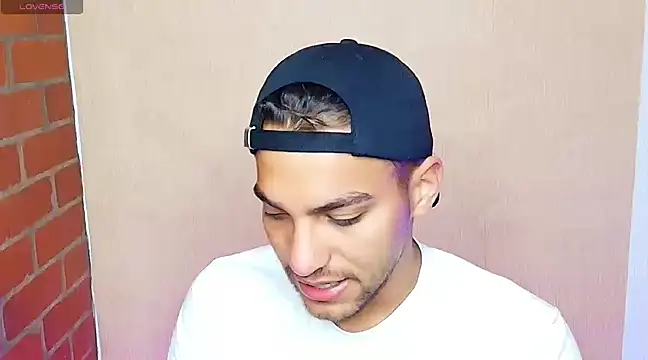 Snapshot of Leandro_valenzuela chatting on 03/05/25, 10:21 Leandro valenzuela online show from 03/05/25, 10:21