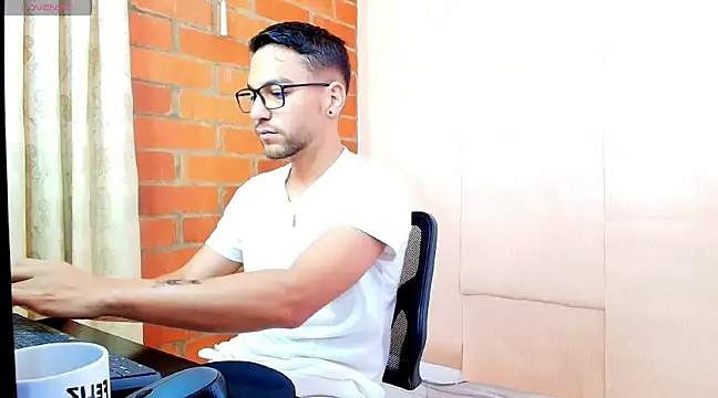 Snapshot of Leandro_valenzuela chatting on 03/11/25, 02:40 Leandro valenzuela online show from 03/11/25, 02:40