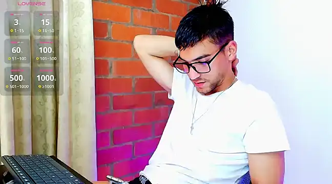 Snapshot of Leandro_valenzuela chatting on 03/21/25, 06:07 Leandro valenzuela online show from 03/21/25, 06:07