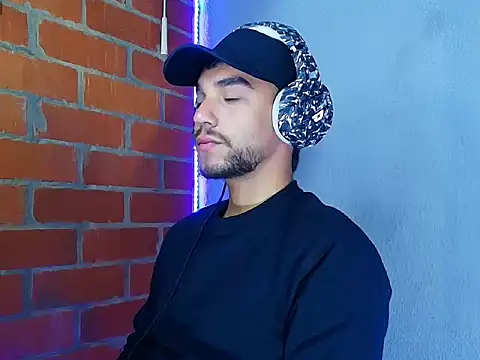 Snapshot of Leandro_valenzuela chatting on 09/15/25, 09:31 Leandro valenzuela online show from 09/15/25, 09:31