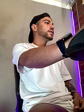 Snapshot of Leandro_valenzuela chatting on 10/22/25, 02:06 Leandro valenzuela online show from 10/22/25, 02:06