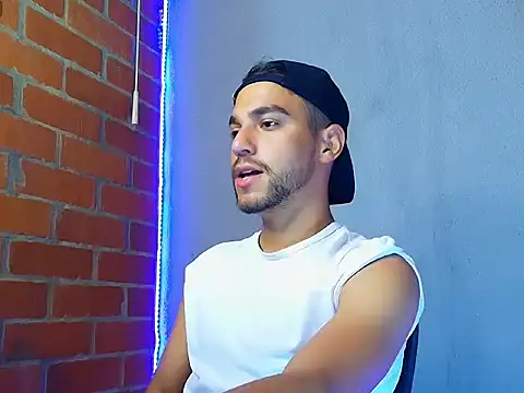 Snapshot of Leandro_valenzuela chatting on 10/23/25, 02:11 Leandro valenzuela online show from 10/23/25, 02:11