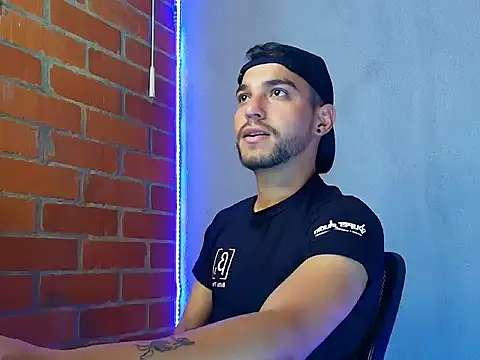 Snapshot of Leandro_valenzuela chatting on 10/24/25, 10:17 Leandro valenzuela online show from 10/24/25, 10:17