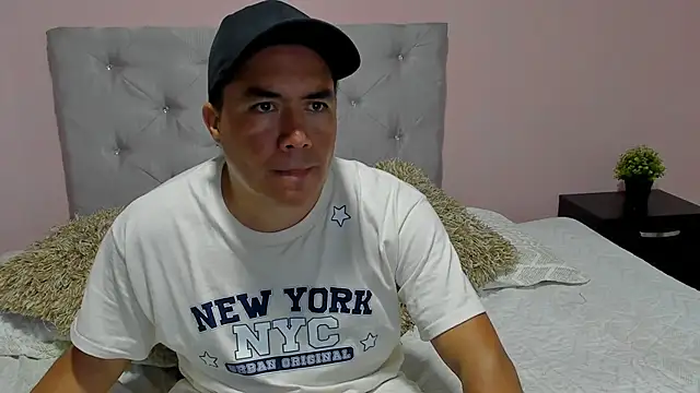 Snapshot of Jhonatan_Morales_S chatting on 10/12/25, 03:27 Jhonatan Morales S online show from 10/12/25, 03:27