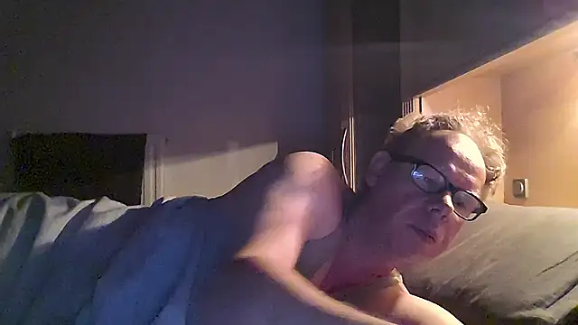 Snapshot of kinkyslet8 chatting on 09/11/25, 06:24 kinkyslet8 online show from 09/11/25, 06:24