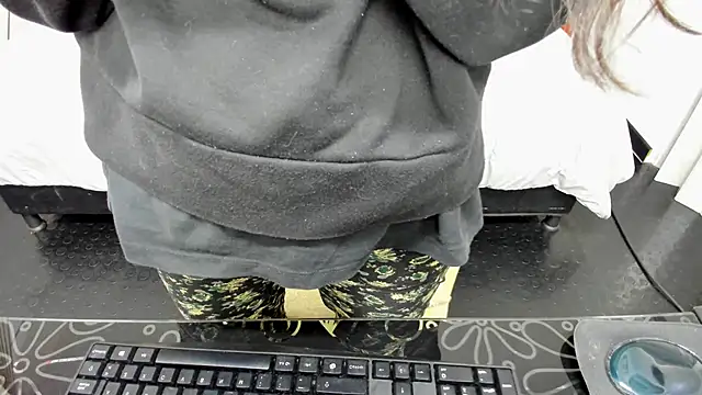 Abrillee1 online show from 12/23/24, 07:30