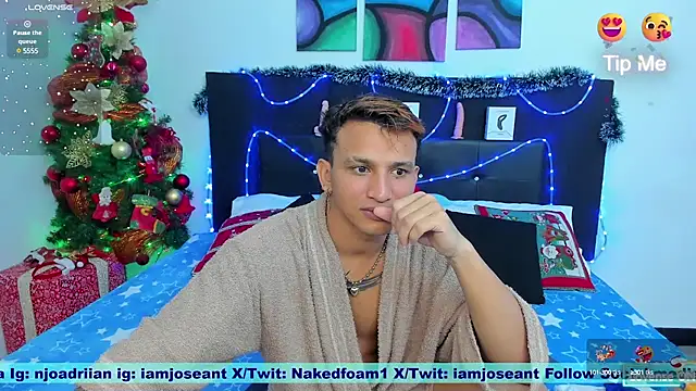 Snapshot of nakedfoam1 chatting on 12/27/24, 01:22 nakedfoam1 online show from 12/27/24, 01:22