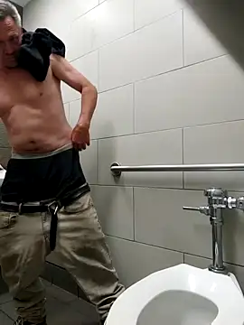 Snapshot of ed44435 chatting on 10/28/25, 04:27 ed44435 online show from 10/28/25, 04:27