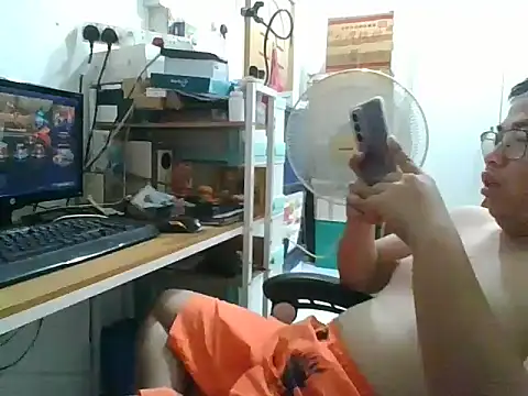 Snapshot of shyboymasturbation chatting on 12/17/24, 12:11 shyboymasturbation online show from 12/17/24, 12:11