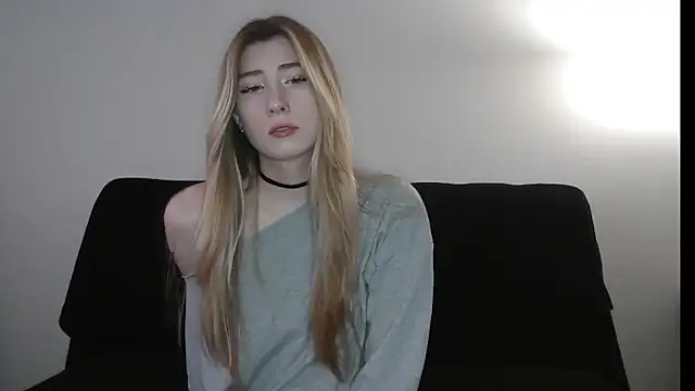 ErikaShyy online show from 12/15/25, 11:14