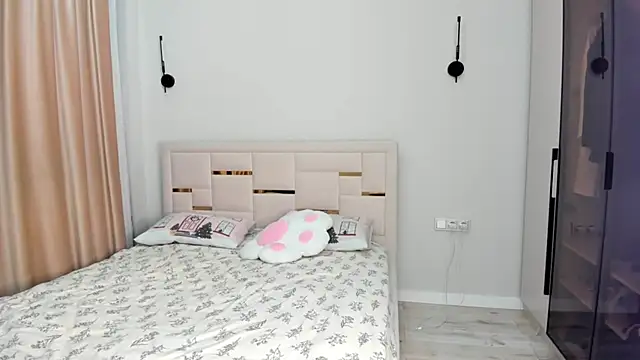 Lola Peach online show from 12/15/25, 03:00