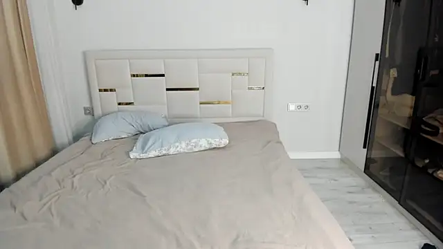 Lola Peach online show from 04/08/26, 02:33