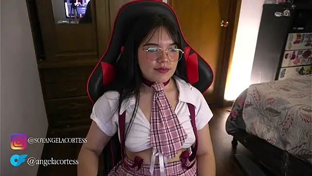 Snapshot of angela_cortes_ chatting on 10/24/25, 03:58 angela cortes  online show from 10/24/25, 03:58