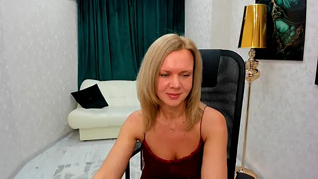 Snapshot of AgathaKlouin chatting on 01/08/25, 04:23 AgathaKlouin online show from 01/08/25, 04:23