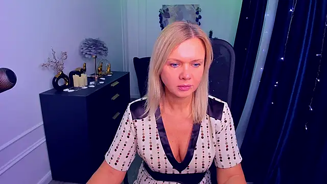 AgathaKlouin online show from 12/21/25, 07:10