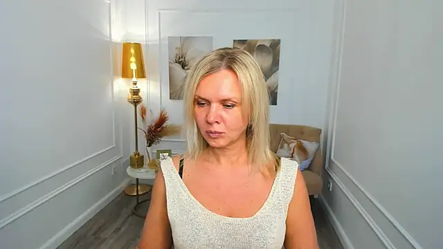 AgathaKlouin online show from 04/07/26, 07:25