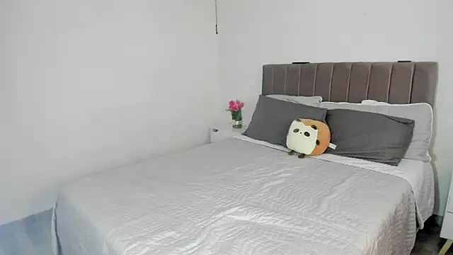 Snapshot of Ori_valentina chatting on 09/19/25, 07:47 Ori valentina online show from 09/19/25, 07:47