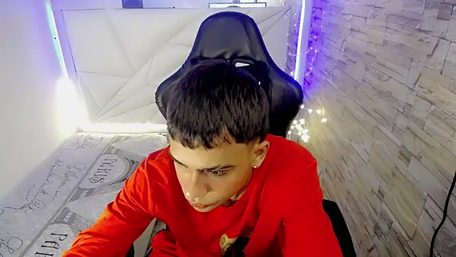 zacariasss  online show from 12/06/24, 07:45