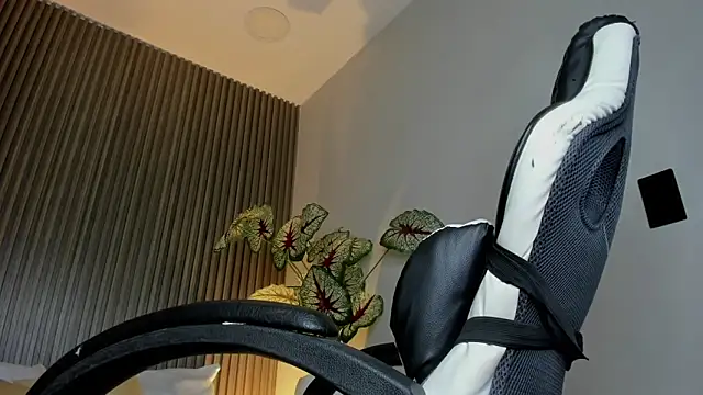 dania miller  online show from 11/12/25, 02:56